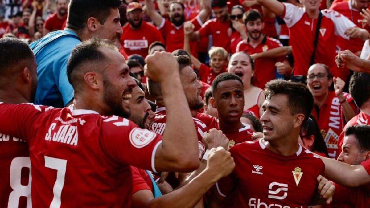 Jugadores del Real Murcia celebran junto a su afición el gol de Andrés Carrasco. | ISRAEL SÁNCHEZ