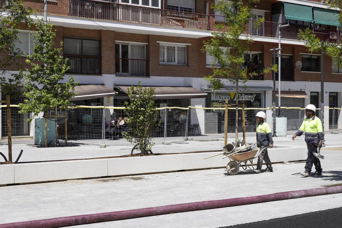 Operarios trabajando en la parte norte de la Gran Via, un proyecto que empezó en enero de 2024