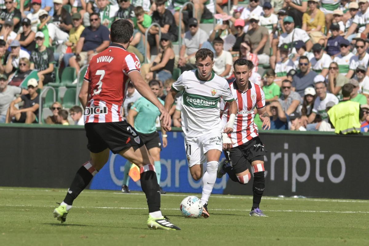 Germán Valera encara a Vivian en el Elche-Athletic de la primera vuelta