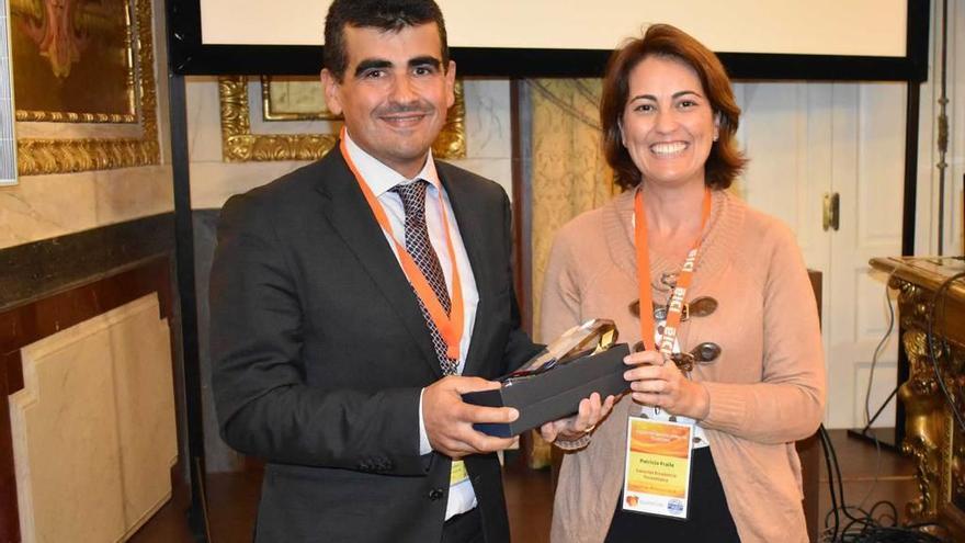 José Ramón Natal, de MetaIndustry4, recibe el premio de manos de Patricia Tames, gerente de Canarias Excelencia Tecnológica.