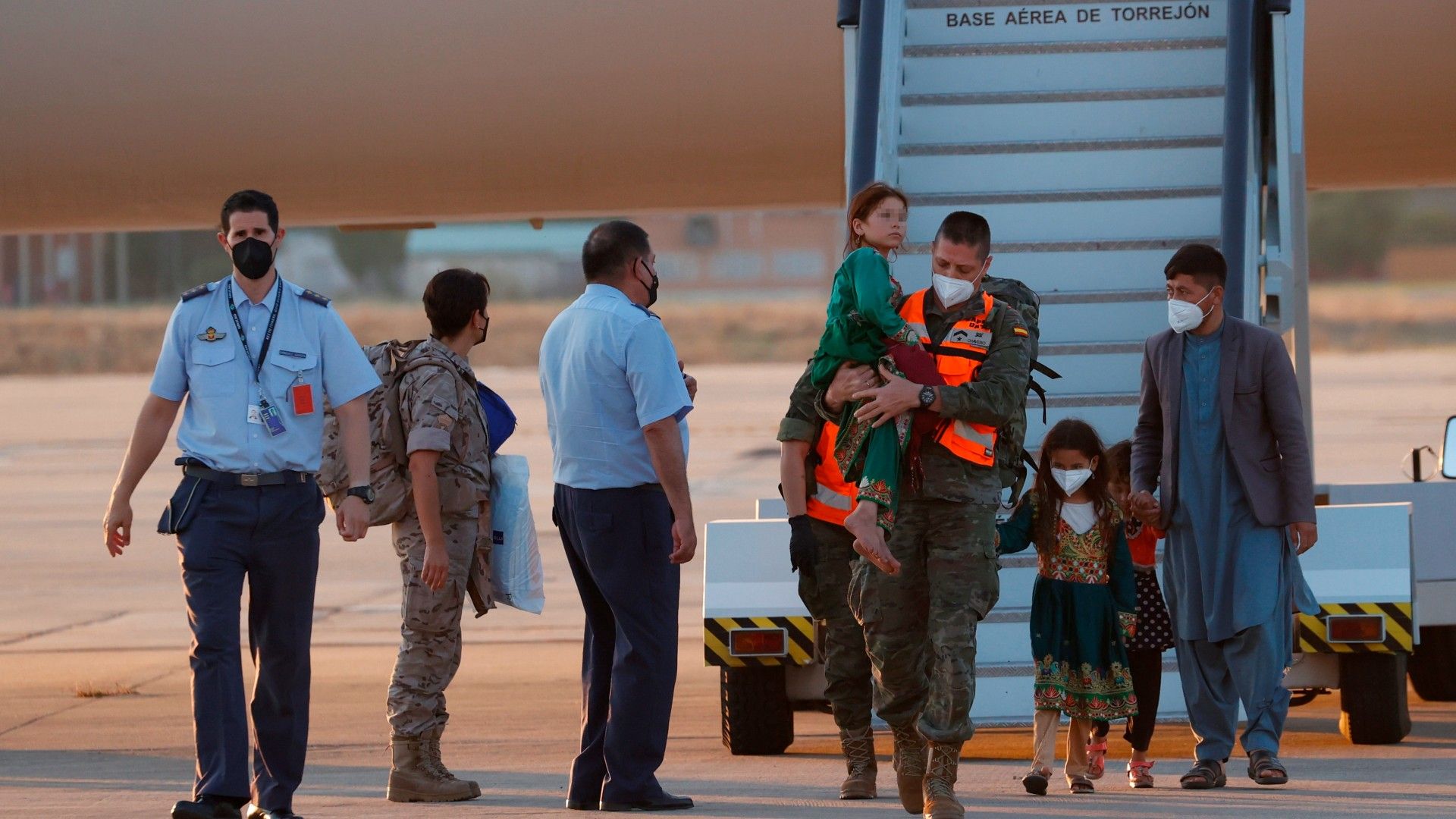 Llegada de los pasajeros del segundo avión fletado por España para evacuar a españoles y afganos del país asiático, este viernes,  en la base aérea militar de Torrejón de Ardoz (Madrid)