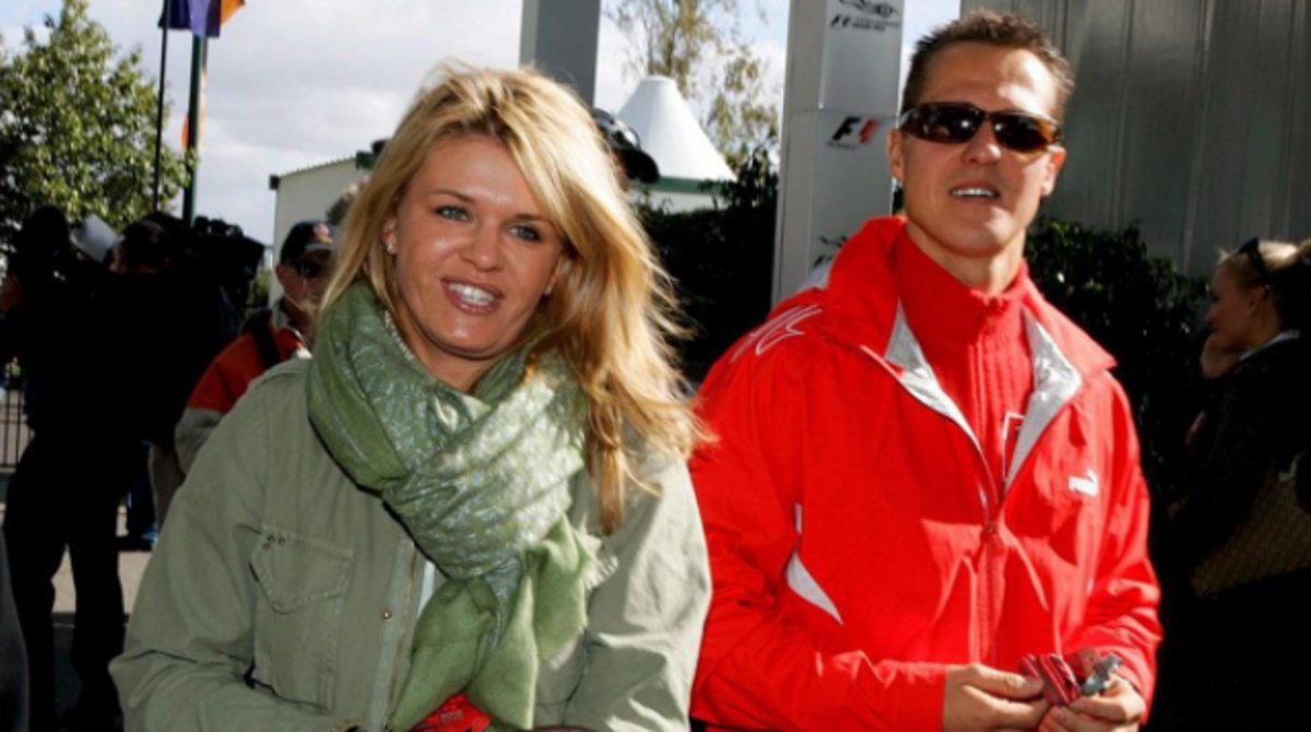 Corinna, en una imagen de archivo, junto al piloto alemán Michael Schumacher