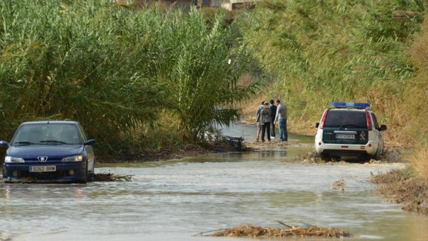 Agentes de la Policía Local, esta tarde después de la tormenta.