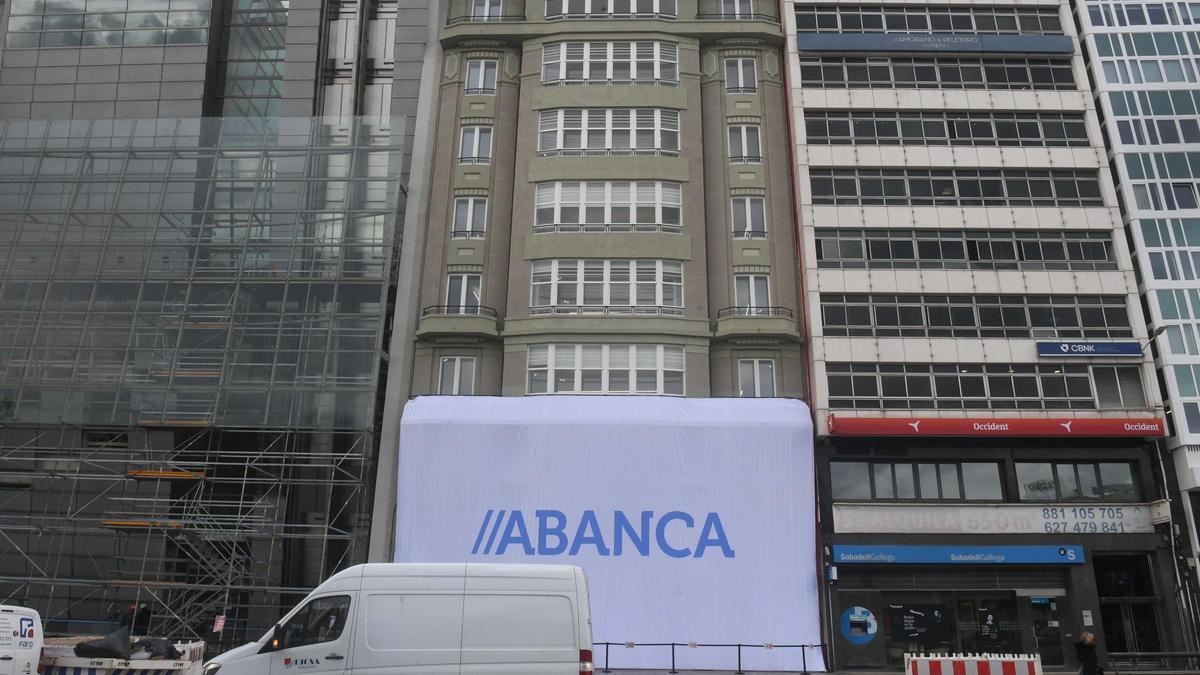 La oficina de Abanca en el antiguo cine Avenida ultima su apertura