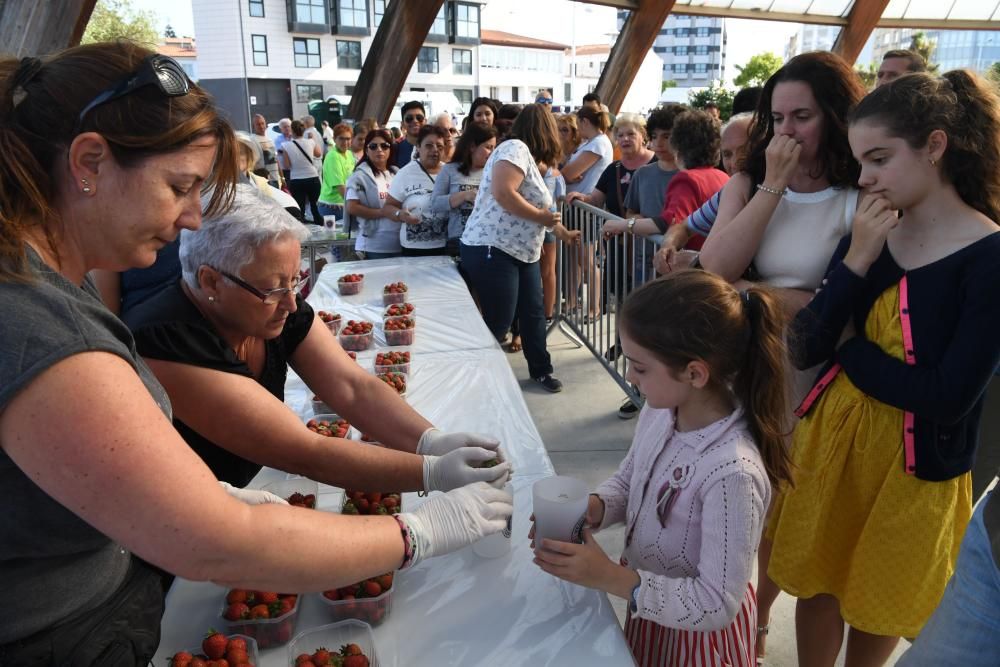 La fiestas del barrio repartieron 100 kilogramos de fruta entre las decenas de personas que disfrutaron de la tarde soleada en el parque.