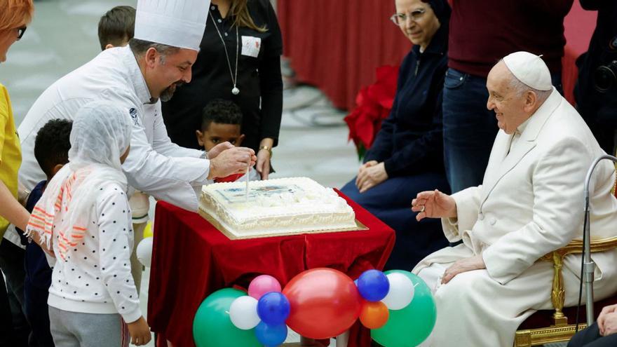 El Papa sopla 87 velas en una fiesta circense