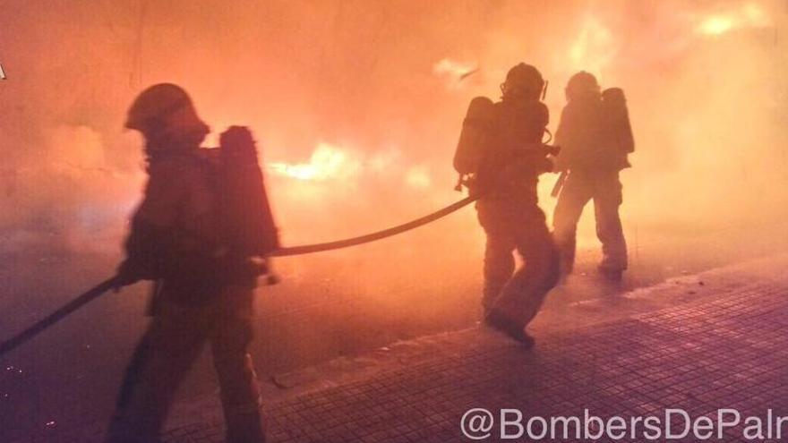 La Policía Nacional detiene a un pirómano por quemar contenedores en Playa de Palma