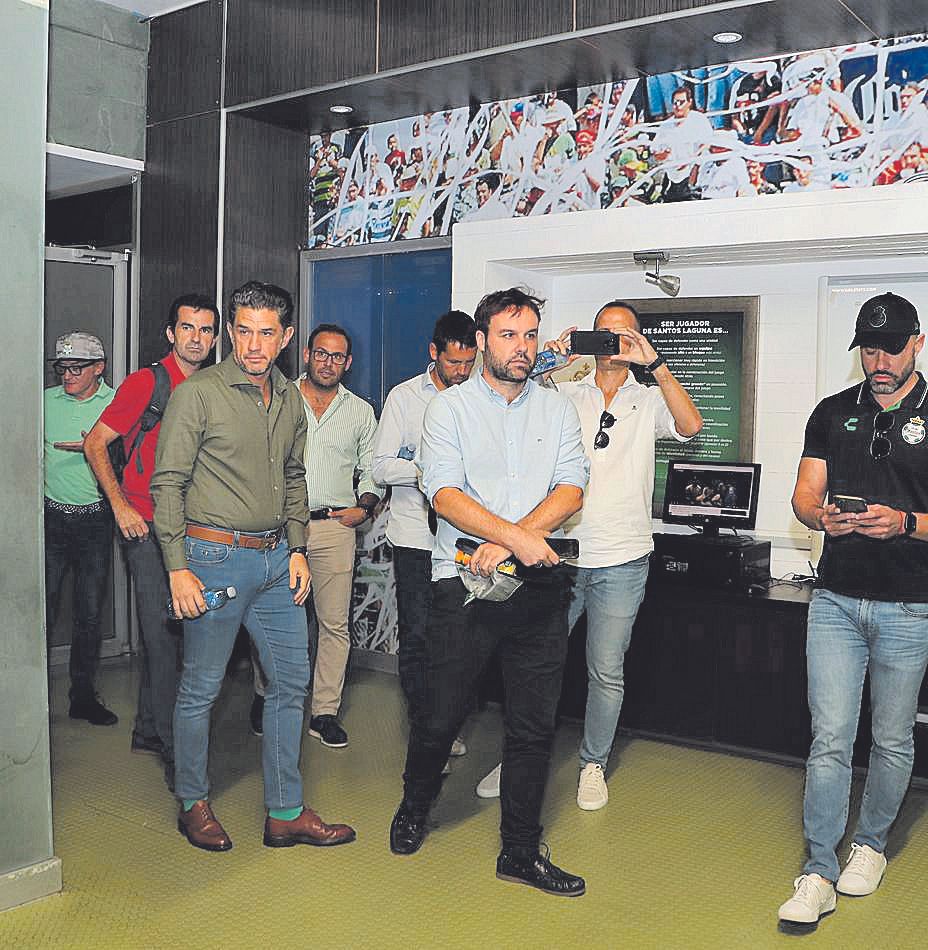 A la izquierda, Irarragorri, durante la visita a las instalaciones del Santos Laguna. Sobre estas líneas, junto a la prensa española invitada. | Á. C. / Orlegi