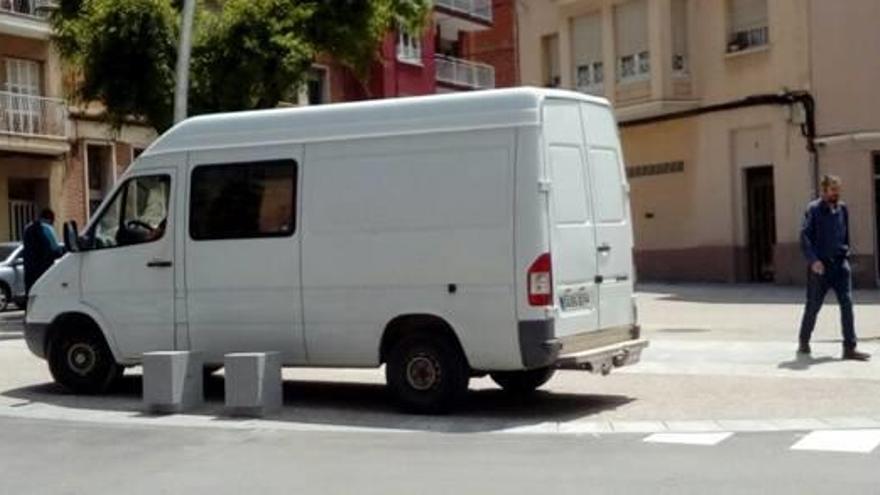 Una furgoneta damunt la plaça manresana.