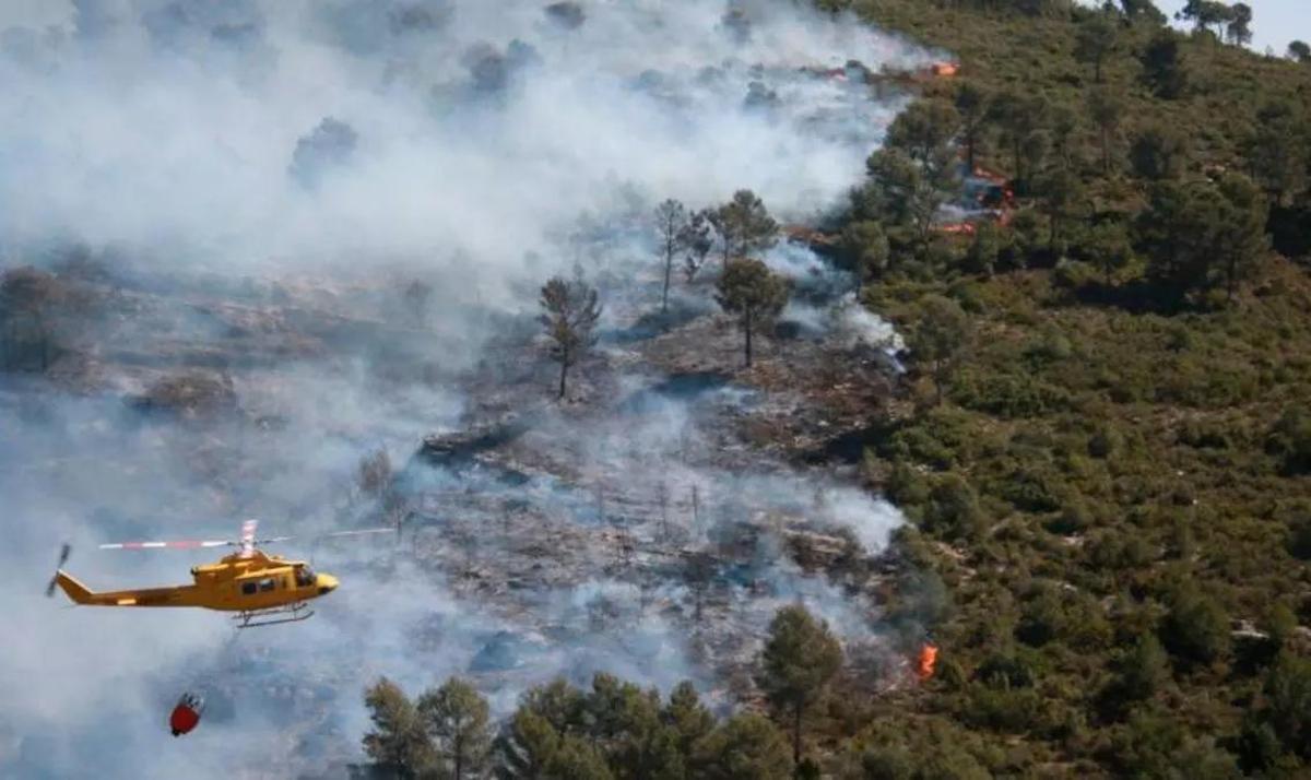 Imagen de archivo de un helicóptero durante la extinción de un incendio forestal.