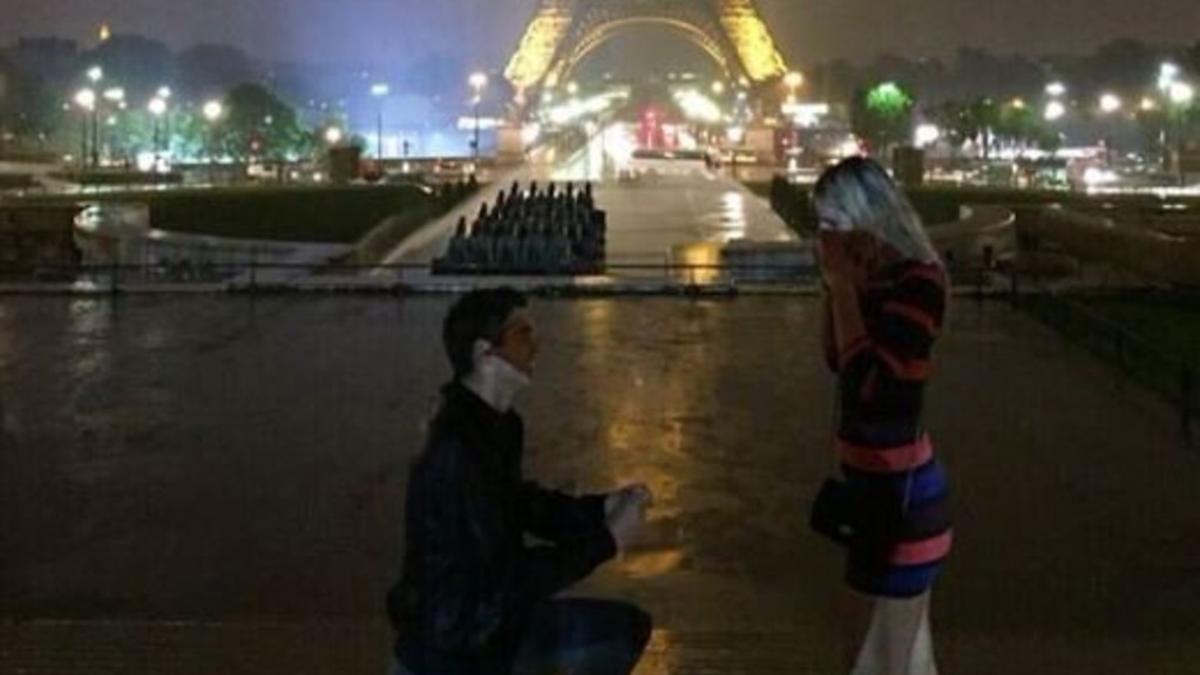 Taylor Fritz y su novia, en la Torre Eiffel