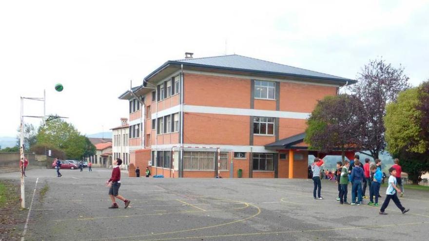 La pista deportiva del colegio de San Cucao.