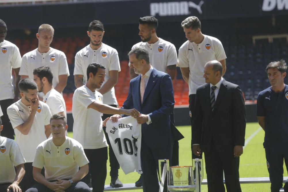 El rey Felipe VI felicita a la plantilla del Valencia CF por conseguir la Copa