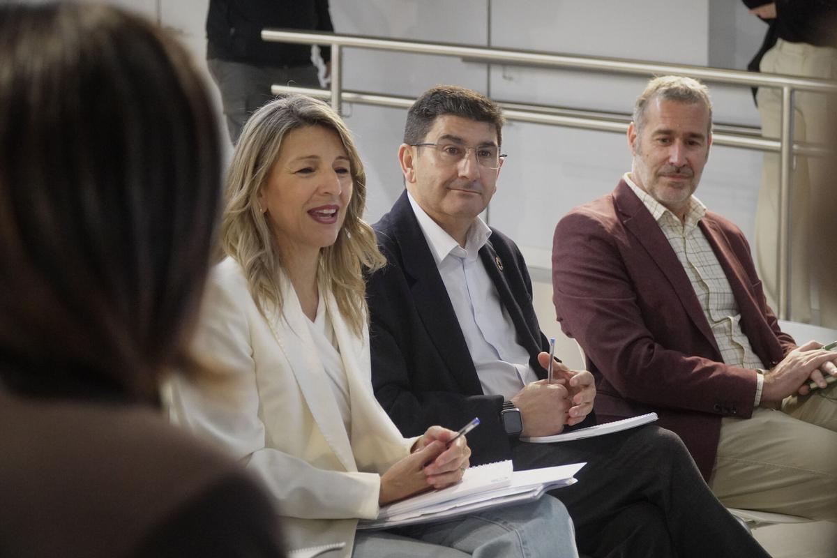 La vicepresidenta segunda y ministra de Trabajo, Yolanda Díaz, junto al delegado del Gobierno en Galicia, Pedro Blanco, durante el acto con cooperativas gallegas.