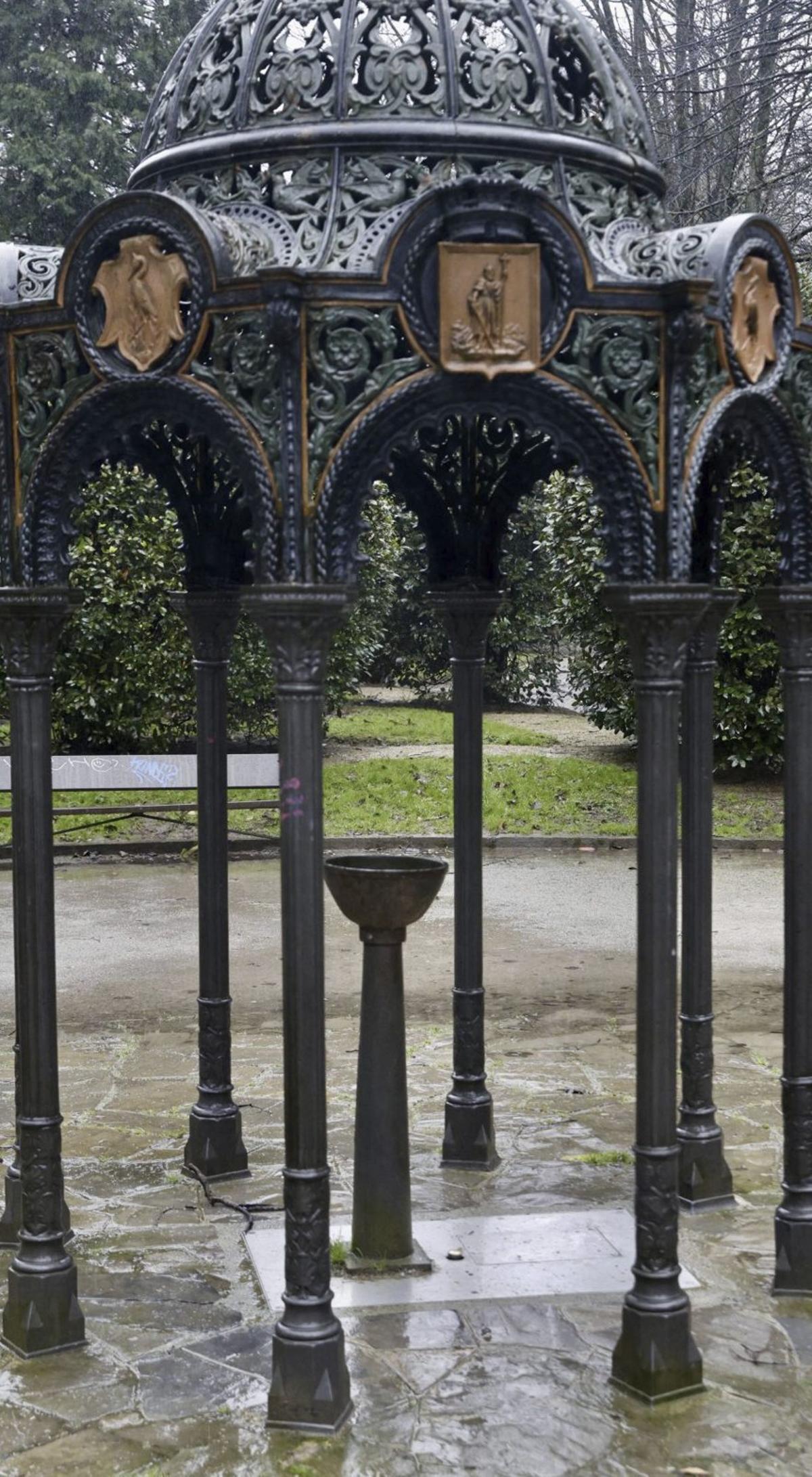 Una vista del templete ubicado en el parque de Isabel la Católica en la que se puede ver la ausencia de una pieza en la cúpula, ayer por la mañana. | MARCOS LEÓN