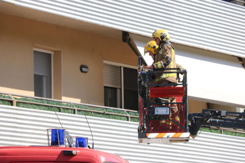 Un ferit greu i set persones ateses per inhalació de fum en l'incendi d'un habitatge a Girona