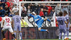 SEVILLA, 27/05/2023.- El delantero del Sevilla Rafa Mir (i) marca ante el portero belga del Real Madrid Thibaut Courtois (c) durante el partido de la jornada 37 de LaLiga disputado este sábado en el estadio Sánchez Pizjuán. EFE/Julio Muñoz