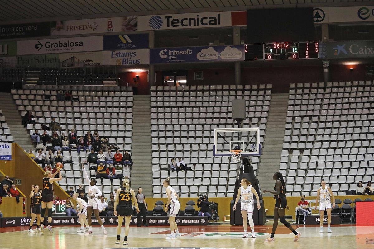 El partit de dimecres es va jugar amb els antics marcadors de fons i cubs de 24 segons en els laterals