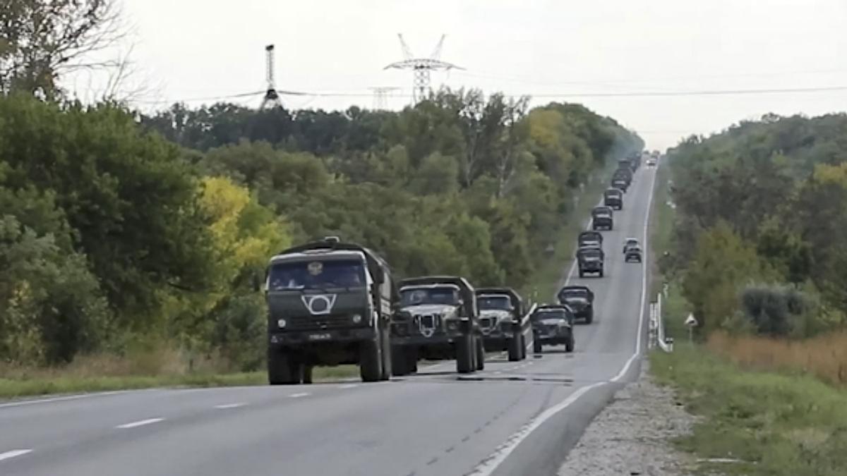 Kharkov Region (Ukraine), 09/09/2022.- A handout still image taken from handout video provided by the Russian Defence ministry press-service shows military vehicles of the Russian army moving in the Kharkov region, Ukraine, 09 September 2022. After the breakthrough of the Russianís defence by the Ukrainian troops in the area of ????Balakliya and Kupyansk and the threat of encirclement of Izyum, the Russian command decided to transfer additional forces to hold the front line. On 24 February 2022 Russian troops entered the Ukrainian territory in what the Russian president declared a 'Special Military Operation', starting an armed conflict that has provoked destruction and a humanitarian crisis. (Rusia, Ucrania) EFE/EPA
