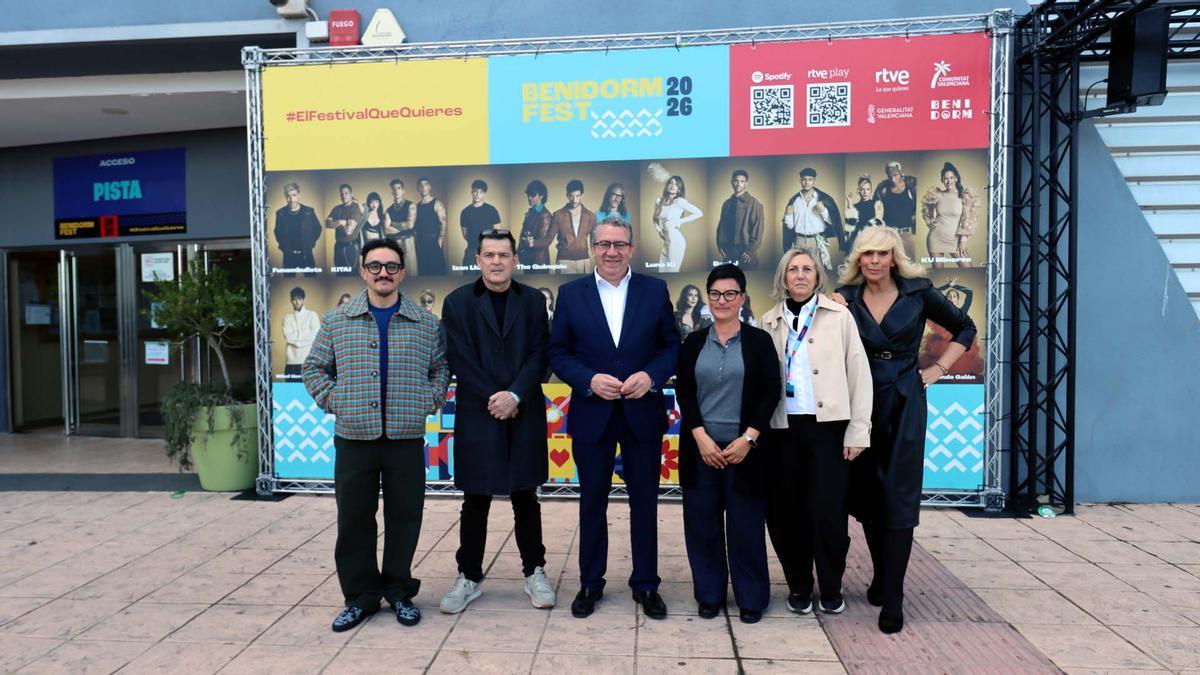 Visita de las autoridades al recinto del Palau d'Esports L'Illa de Benidorm