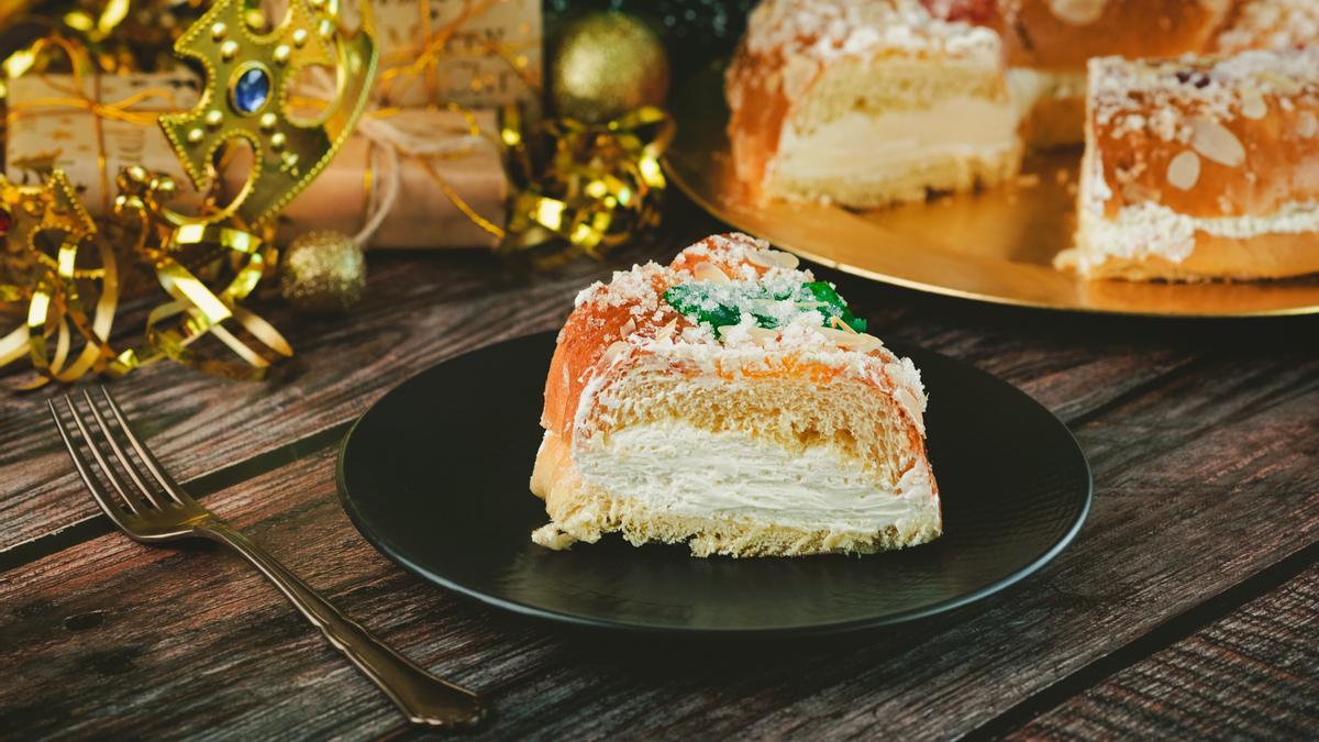 Un roscón de Reyes relleno de nata.