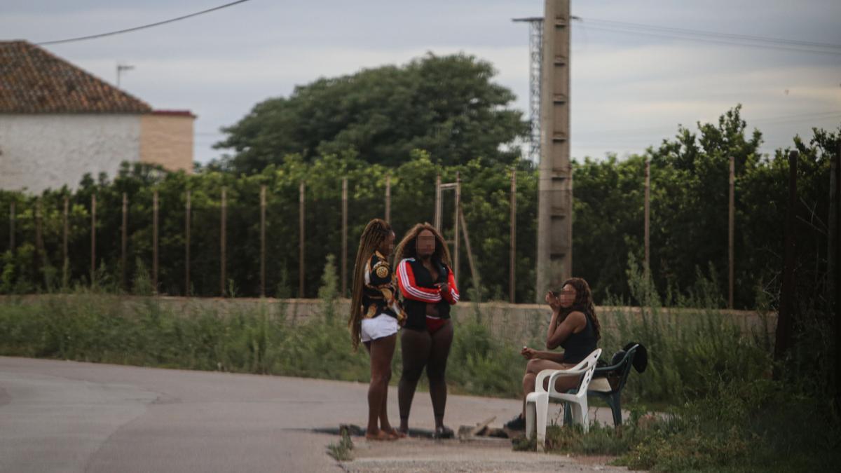 Imagen de un grupo de prostitutas en el Caminàs.