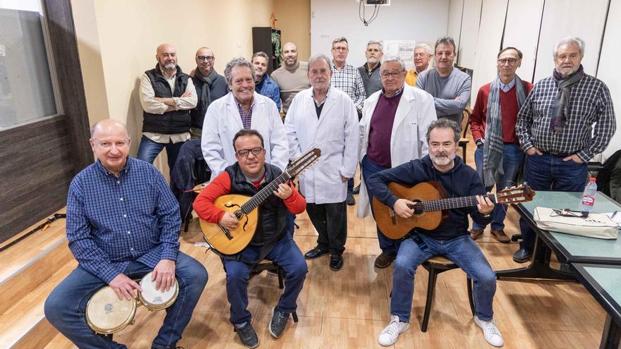 Grupo de música Albaladre de Alicante: tenores con bata blanca