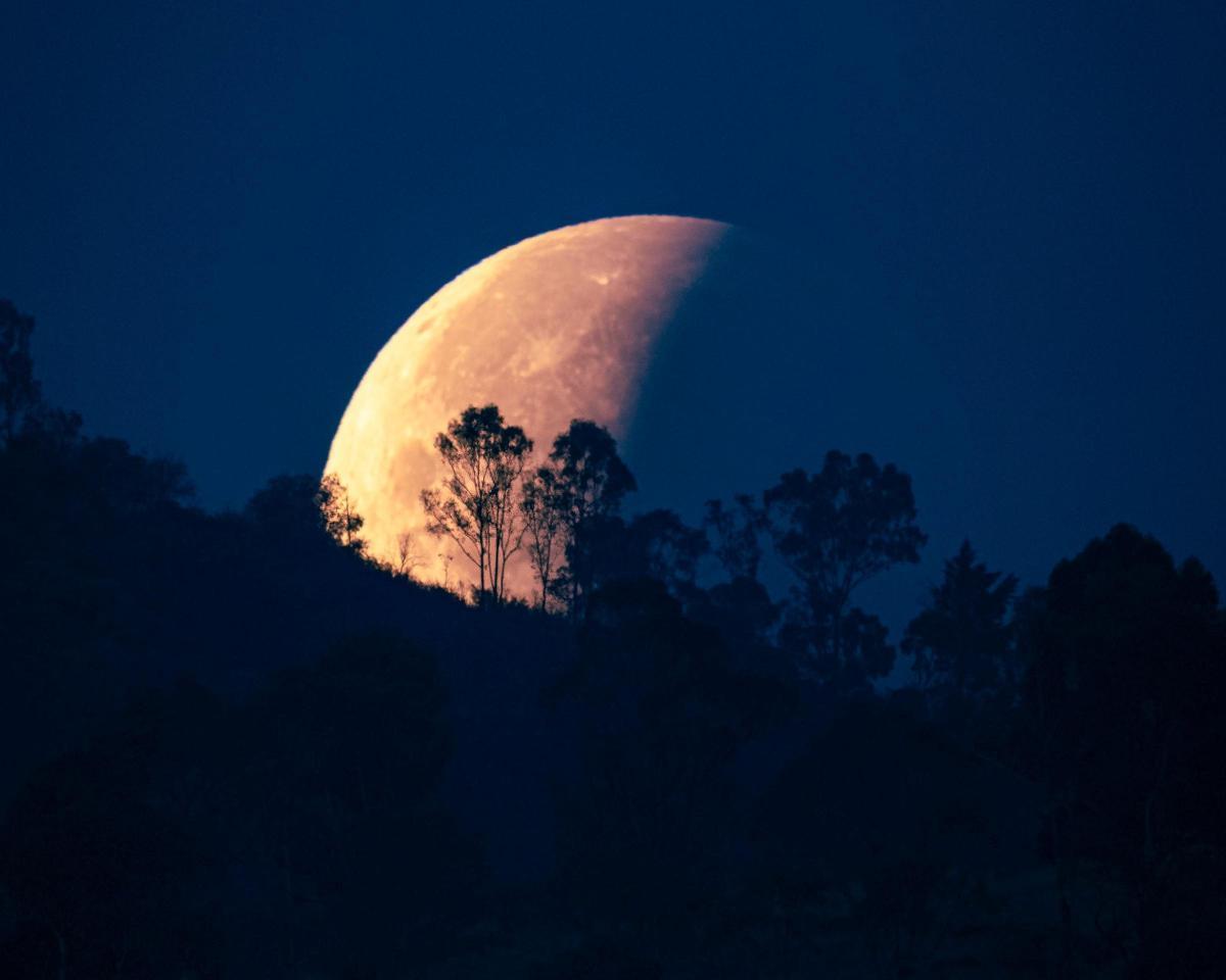 Cuidado con la ubicación donde verá el eclipse solar, pues el sol estará bajo y la montaña podría obstaculizar la vista