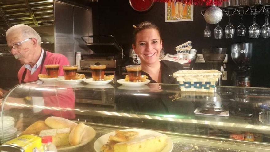 Silvia Bonet y su padre Pepe, junto a uno de los productos más demandados en este bar: el cremaet.