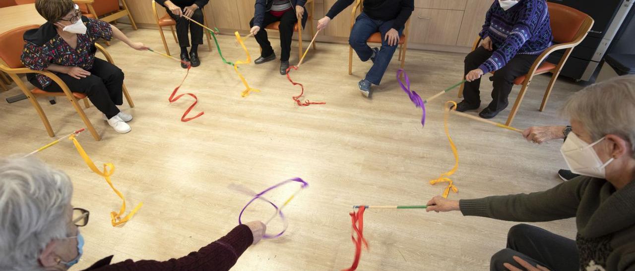 Una de las actividades desarrolladas por personas con alzhéimer u otras demencias. / FDV