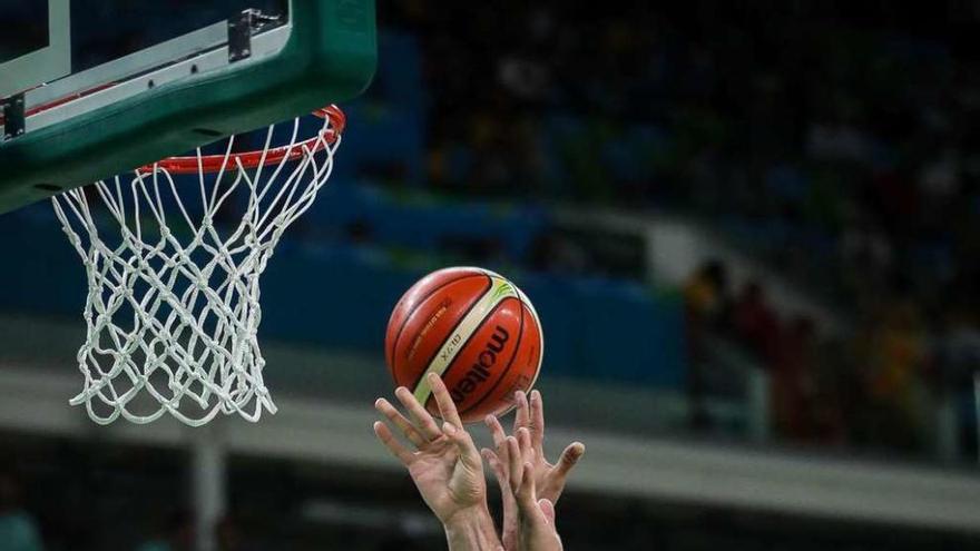 Pau Gasol lucha un balón en el partido de España contra Brasil en los Juegos de Río.