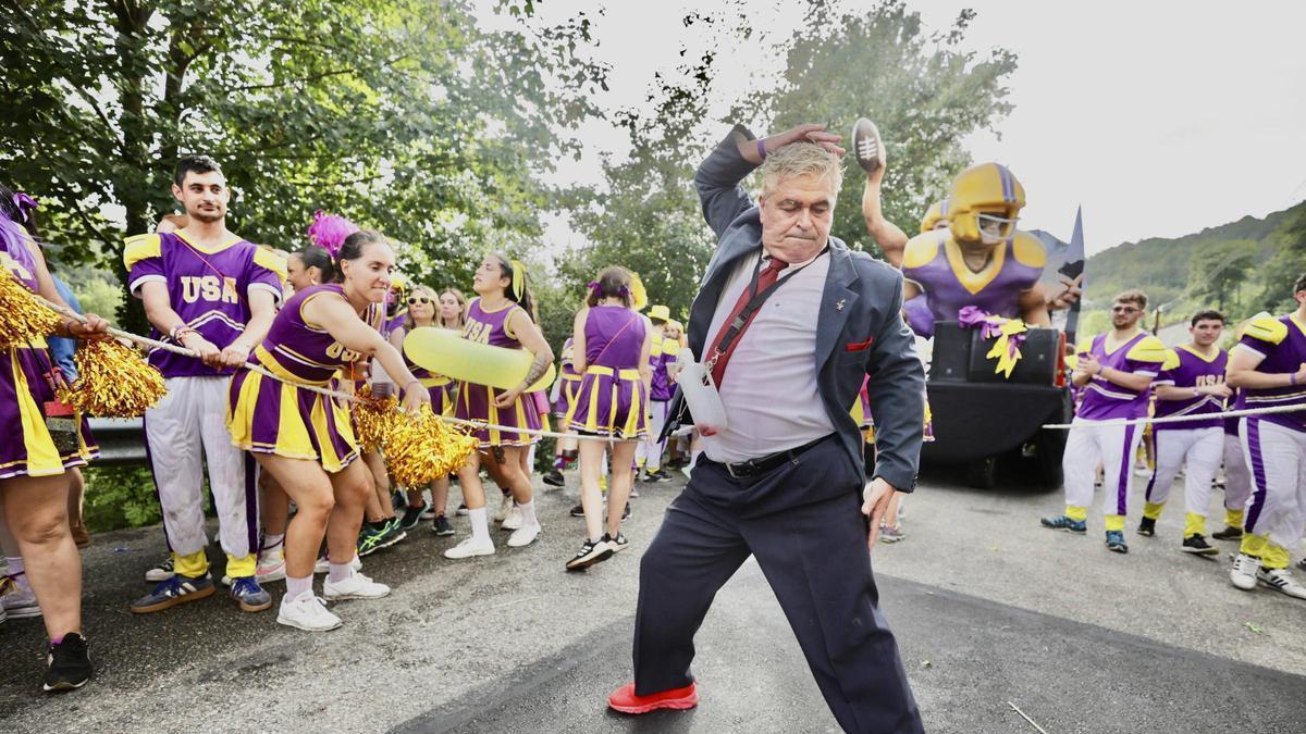 "Donald Trump", dándolo todo en el Descenso Folklórico del Nalón con la peña de Tolivia.