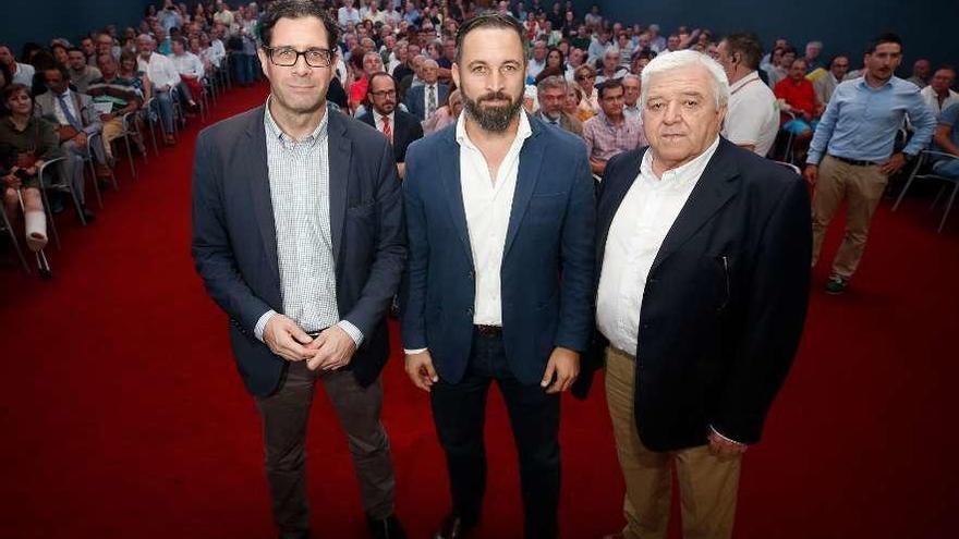 De izquierda a derecha, Pedro Fernández, Santiago Abascal y Rodolfo Espina.