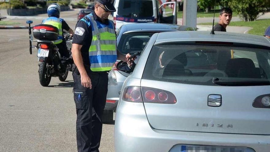 Un agente de la Policía Local de Pontevedra procede a realizar un control de alcoholemia. // Rafa Vázquez