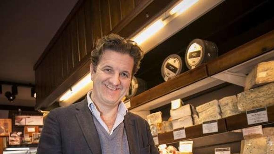 John Farrand, ayer, rodeado de quesos en una tienda de productos asturianos del Antiguo.