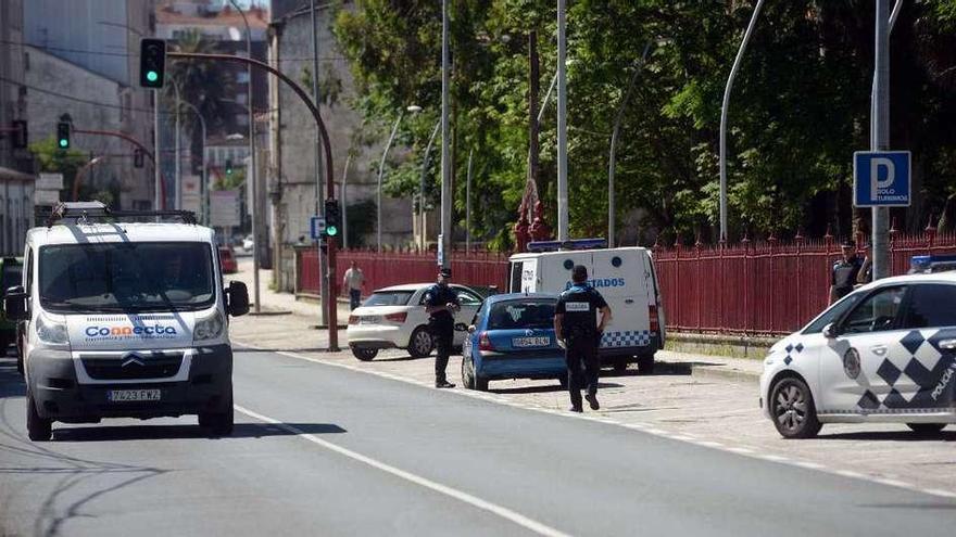 Un control de la Policía Local de Vilagarcía en la avenida Rosalía de Castro. // Noé Parga