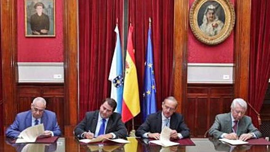 De izquierda a derecha, Jove, Negreira, Losada y Collazo, en la firma del protocolo para impulsar Vío en 2013.