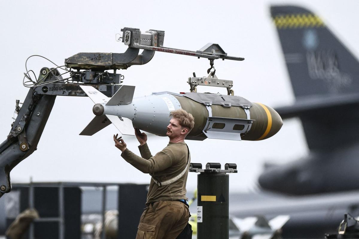 Personal militar de Estados Unidos carga un bombardero B-! Lancer con  Joint Direct Attack Munitions (JDAM) en la base aéra británica de Fairford, este 12 de marzo de 2026.