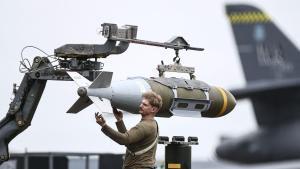 Personal militar de Estados Unidos carga un bombardero B-! Lancer con  Joint Direct Attack Munitions (JDAM) en la base aéra británica de Fairford, este 12 de marzo de 2026. 