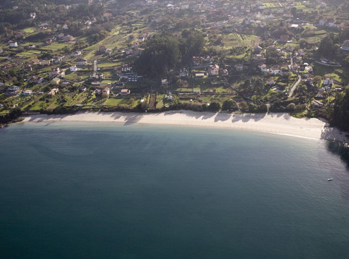Vista aérea de la playa de Arneles