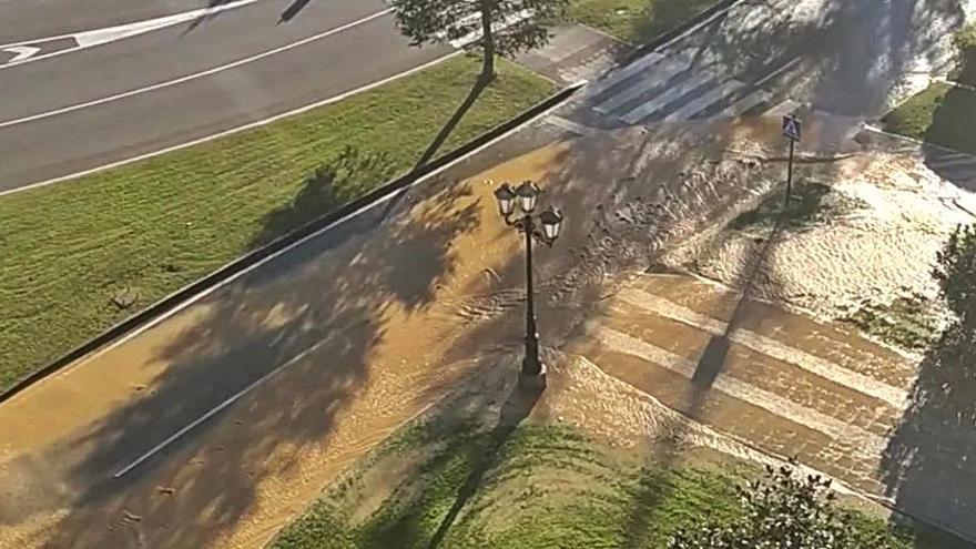 Una de las calles inundadas ayer por la tarde. | LNE