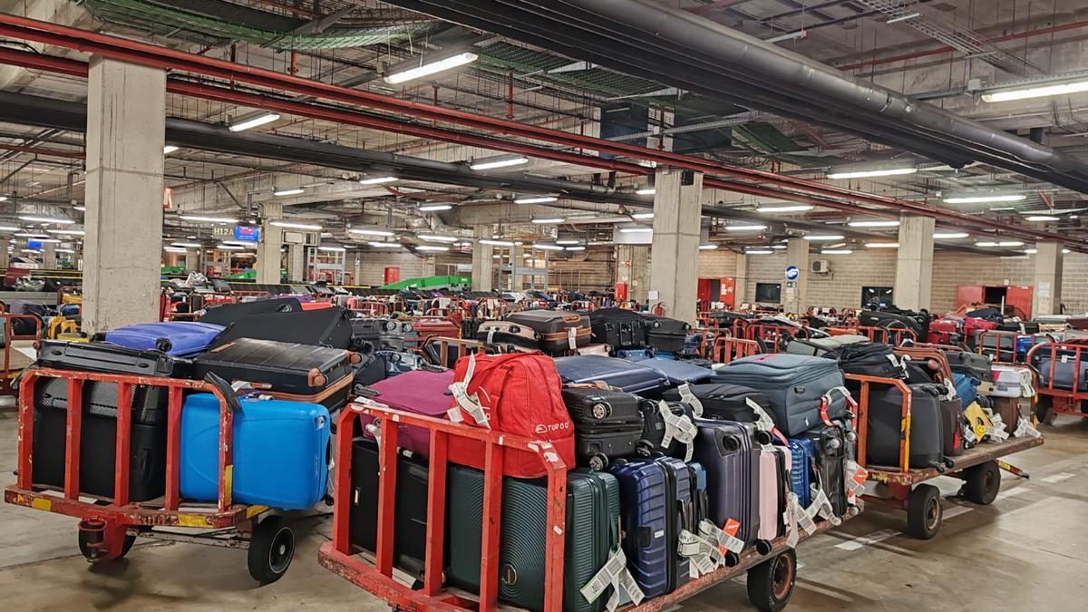 Desenes de maletes acumulades a l'aeroport de Barcelona durant una vaga de 'handling'