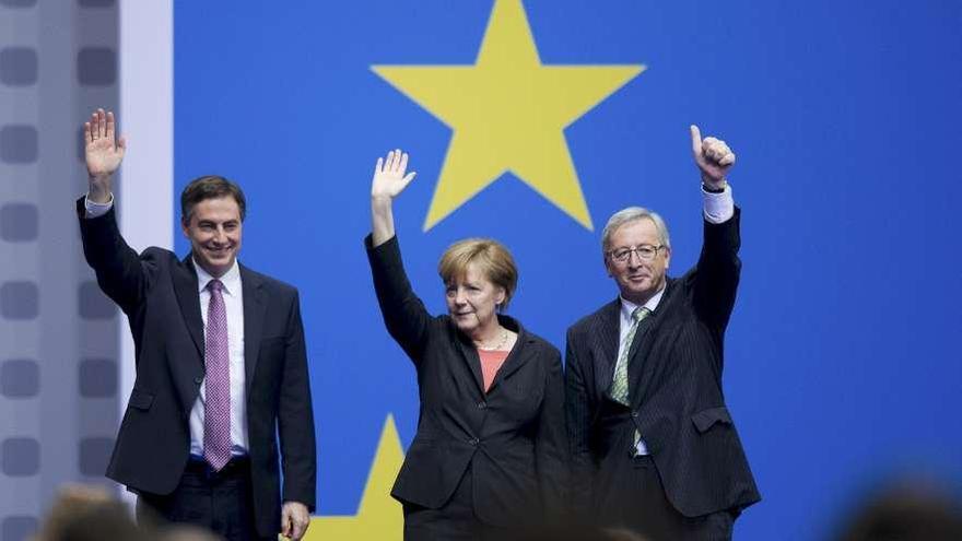 Merkel, flanqueada por Juncker (d.) y el cabeza de lista de la CDU a las europeas, McAllister.  // Reuters