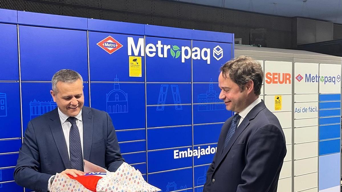 El consejero de Vivienda, Transporte e Infraestructuras, Jorge Rodrigo, haciendo una demostración del funcionamiento de Metropaq.