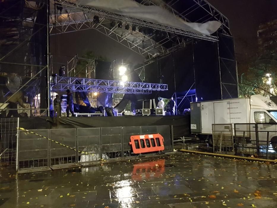 Se enciende una revetla de Sant Sebastià aguada por la tormenta Gloria