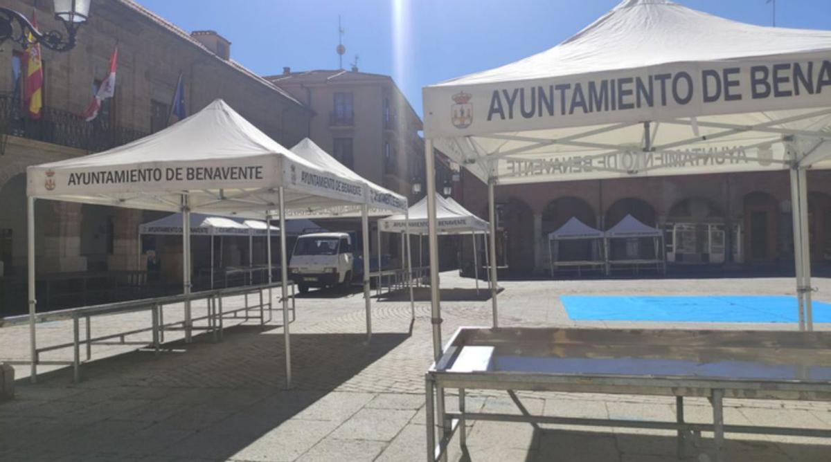 La Plaza Mayor de Benavente preparada para albergar la Feria del Pimiento y Productos de la Tierra