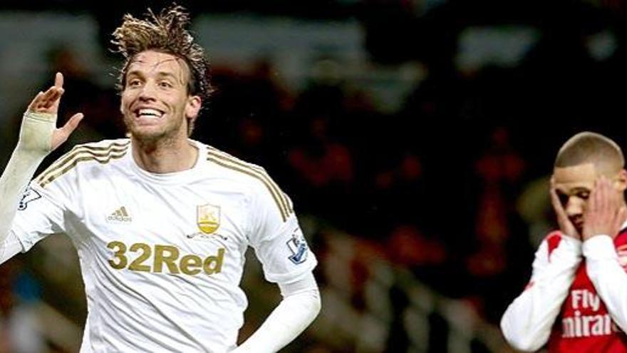 MIchu celebra uno de sus dos goles.