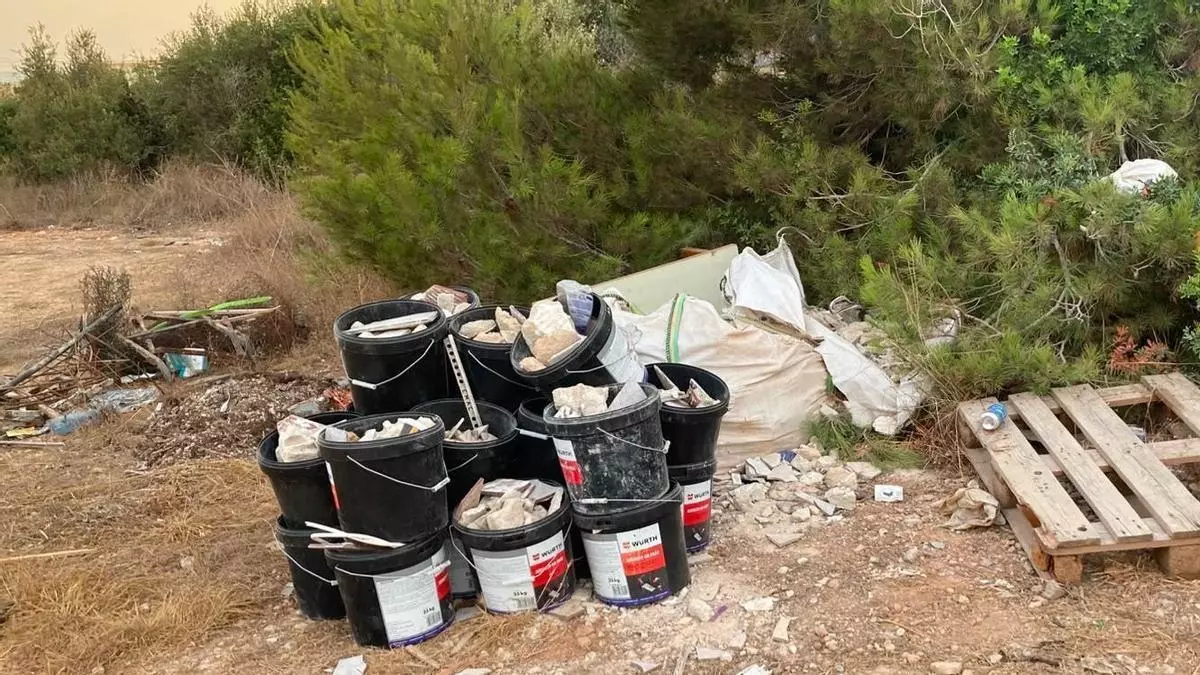 Escombros, basura y vehículos abandonados: los vecinos de Cas Mut, en Ibiza, denuncian meses de abandono