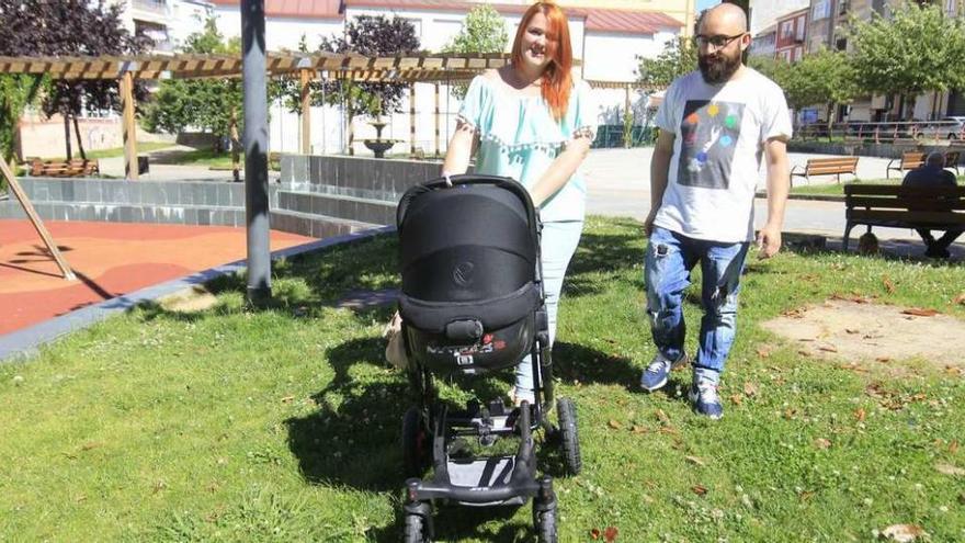 Iria Molares y Lino Jácome, con su hijo Nacho, ayer por la tarde, en un parque de O Couto. // Jesús Regal