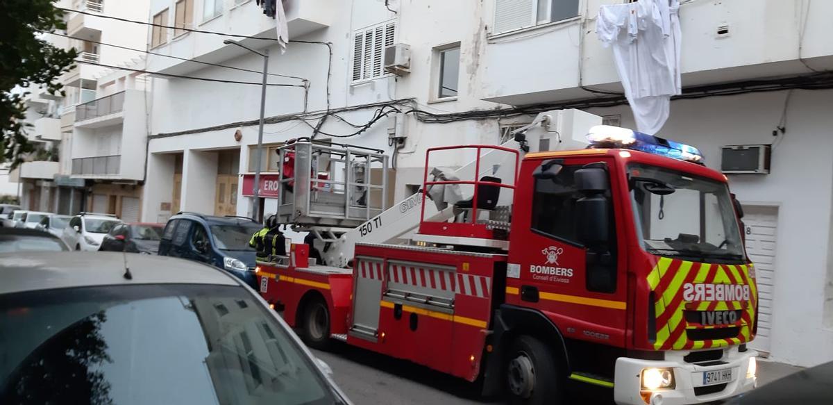 Los bomberos de Ibiza solucionan una incidencia derivada del temporal en Vila